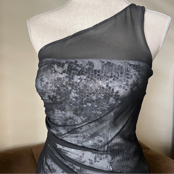 Aidan Mattox Women’s One Shoulder Black Gown with Sequins, size 2 - Picture 4 of 5